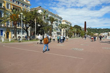 Nice, Fransa - 2 Mayıs 2023: Deniz kenarındaki gezinti güvertesi yürümek, bisiklete binmek ya da buraya gelen turistler ve sakinler için rahatlamak için mükemmel bir yer..