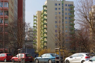 Varşova, Polonya - 14 Mart 2024: Praga-Poludnie bölgesinin Goclaw bölgesinde balkonları olan çok katlı binalar