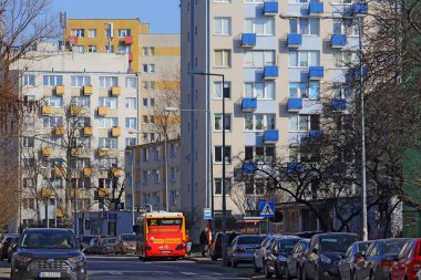 Varşova, Polonya - 9 Mart 2024: Praga-Poludnie bölgesinin Saska Kepa bölgesindeki Brazylijska Caddesi 'nde karsız ve güneşli bir kış mevsiminde apartman blokları