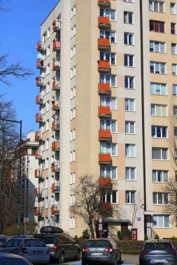 Varşova, Polonya - 9 Mart 2024: Praga-Poludnie bölgesinin Saska Kepa bölgesinde karsız bir kış gününde bir apartman bloğu.