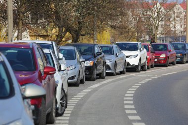 Varşova, Polonya - 14 Mart 2024: Praga-Poludnie bölgesinin Goclaw bölgesinde, arabalar yol kenarına park edildi, biri diğerinin arkasına..