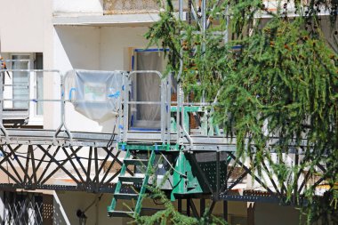 Varşova, Polonya - 15 Ağustos 2023: Praga-Poludnie bölgesinin Goclaw bölgesinde balkonlarının yenilendiği binanın ön cephesi