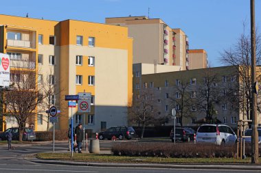 Varşova, Polonya - 30 Ocak 2024: Praga-Poludnie bölgesinin Goclaw bölgesinde büyük, prefabrik beton levhalardan inşa edilmiş çok katmanlı binalar