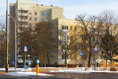 Varşova, Polonya - 19 Ocak 2024: Praga-Poludnie bölgesinin Goclaw alt birimindeki çok katlı binalar.