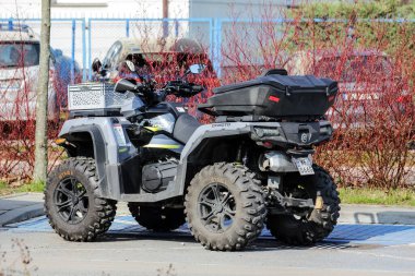 Varşova, Polonya - 14 Mart 2024: Dörtlü CF Moto 1000 modeli. Bu araç Praga-Poludnie bölgesinin Goclaw bölgesinde güneşli bir kış gününde park halindeydi..