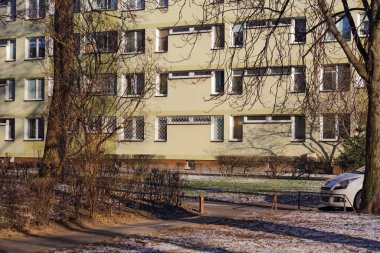 Varşova, Polonya - 9 Ocak 2024: Güneşli bir kış gününde Praga-Poludnie bölgesinin Saska Kepa bölgesinde bir apartman bloğunun manzarası.