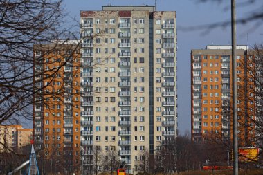 Varşova, Polonya - 14 Mart 2024: Praga-Poludnie bölgesinin Goclaw bölgesinde büyük, prefabrik beton levhalardan inşa edilmiş çok katmanlı binalar