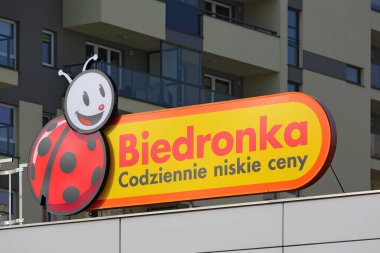 Varşova, Polonya - 14 Mart 2024: Biedronka zincirinin işareti ve adı. Endüstriyel ve elektronik ürünler satan bir çok marketten biri..