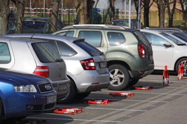 Varşova, Polonya - 14 Mart 2024: Praga-Poludnie bölgesindeki Goclaw konutlarında arabalar belirlenen yerlerde yol kenarına park edilmiştir.