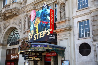 Londra, İngiltere, İngiltere - 5 Haziran 2010: Criterion Tiyatrosu 'nun girişinde şu anda sahnede olan 39 basamaklı komedi isimli bir poster var.. 