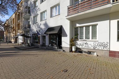 Varşova, Polonya - 1 Kasım 2023: Praga-Poludnie bölgesindeki Saska Kepa konutlarındaki kaldırım boyunca bir dizi apartman dairesi.