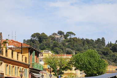 Nice, Fransa - 21 Nisan 2023 Şelalesi aşağıdaki ünlü Cours Saleya pazarından görülebilecek mesafede.