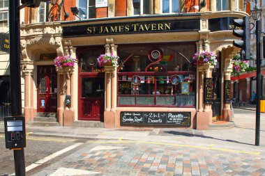 Londra, İngiltere, İngiltere - 5 Haziran 2010: Denman Caddesi ve Great Windmill Caddesi 'nin köşesindeki geleneksel taverna olan St. James Taverna' nın dış görünüşü.