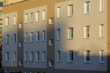 Varşova, Polonya - 7 Mart 2024: Prefabrik beton paneller teknolojisi kullanılarak inşa edilen bir apartman bloğunun cephesi, daha sonra Goclaw konutlarında yalıtılmış ve sıvanmış..