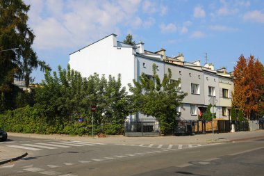 Varşova, Polonya - 13 Eylül 2023: Praga-Poludnie bölgesindeki Saska Kepa konutlarında bir sokak boyunca bir sıra küçük ev