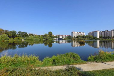 Varşova, Polonya - 18 Eylül 2023: Praga-Poludnie 'deki Goclaw konutlarındaki halk parkının ortasındaki göl.