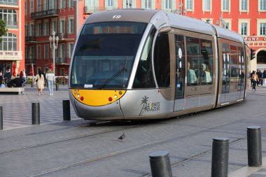 Nice, Fransa - 22 Nisan 2023: şehir merkezine giden modern tramvay. Massena Meydanı 'nda yürüyen insanları görebilirsiniz.