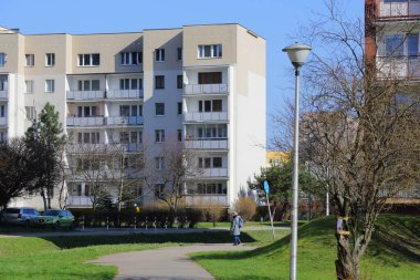 Varşova, Polonya - 7 Mart 2024: Praga-Poludnie bölgesindeki Goclaw konutlarındaki karsız bir kış mevsiminde kısmi apartman manzarası.