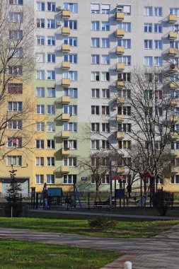 Varşova, Polonya - 9 Mart 2024: Praga-Poludnie bölgesinin Saska Kepa bölgesindeki Miedzynarodowa Caddesi 'nde karsız ve güneşli bir kış mevsiminde büyük bir apartman bloğu önü.