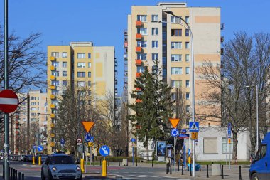 Varşova, Polonya - 9 Mart 2024: Praga-Poludnie bölgesinin Saska Kepa bölgesinde Zwyciezcow ve Miedzynarodowa caddelerinin kesiştiği yerde karsız ve güneşli bir kış mevsiminde apartman blokları.
