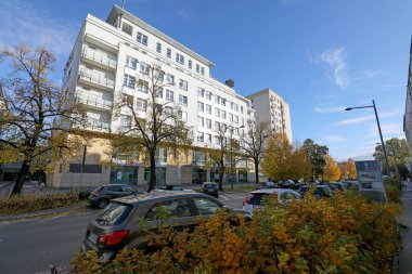 Varşova, Polonya - 1 Kasım 2023: Saska Kepa konutları, Praga-Poludnie bölgesinde bir apartman bloğu.
