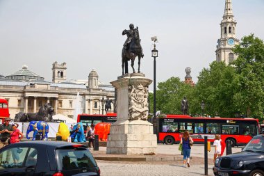 Londra, İngiltere, İngiltere - 5 Haziran 2010: Trafalgar Meydanı 'nın güneyindeki I. Charles' ın binicilik heykeli, Fransız heykeltıraş Hubert Le Sueur 'un eseridir.