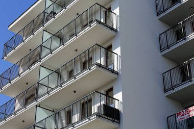 Varşova, Polonya - 8 Mart 2024: Praga Poludnie bölgesinin Goclaw bölgesinde yeni bir modern apartman binasının ön cephesi.