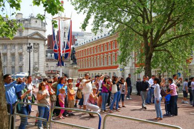 Londra, İngiltere, İngiltere - 5 Haziran 2010: Çoğu aynı yöne bakan bir grup insan burada toplandı, çoğu alışveriş merkezindeki olayın hatıra fotoğraflarını çekiyordu..