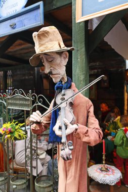 Varşova, Polonya - 6 Eylül 2009: Yıllık Yahudi Kültür Festivali 'nin kutlamaları sırasında, burada bir kemancının figürünü görüyoruz.. 