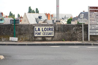Saumur, Fransa - 13 Haziran 2010: Pont Cessart adında bir plaket, Loire üzerinde bir köprü. Bu köprü adını tasarımcısı Louis-Alexandre de Cessart 'a borçludur ve 1770 yılında tamamlanmıştır.