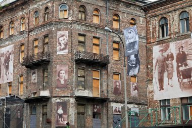 Varşova, Polonya - 6 Eylül 2009: Prozna Caddesi 'nde her yıl düzenlenen Yahudi Kültür Festivali. Gettonun kalan son evleri, İkinci Dünya Savaşı 'nda neredeyse hiç değişmedi.