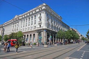 Güzel, Fransa - 3 Mayıs 2023: Şehir boyunca uzanan düz ve geniş bir yol boyunca ortada tramvay rayları olan bir sıra bina.