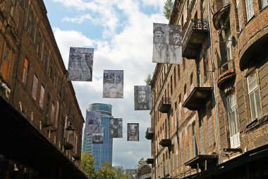 Varşova, Polonya - 6 Eylül 2009: Prozna Caddesi 'nde her yıl düzenlenen Yahudi Kültür Festivali. Gettonun kalan son evleri, İkinci Dünya Savaşı 'nda neredeyse hiç değişmedi.