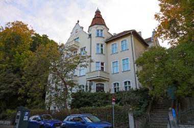 Sopot, Polonya - 8 Ekim 2024: Ülkenin kuzey kesimindeki kıyı kentinin mimarisi, Tri-City birleşimi. Burada yemyeşil bitkilerle çevrili bir ev görülebilir..