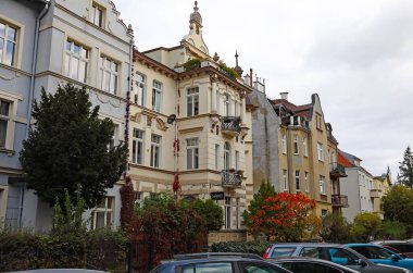 Sopot, Polonya - 11 Ekim 2024: Ülkenin kuzey kesimindeki kıyı kentinin mimarisi, Tri-City birleşimi. Burada, şehirde bir sıra bina görebilirsiniz..