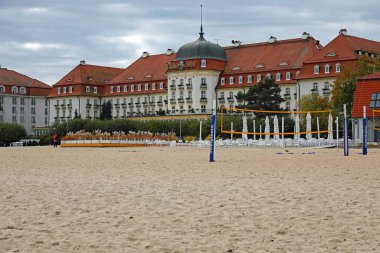 Sopot, Polonya - 7 Ekim 2024: Gdansk Körfezi 'nin kumlu sahilindeki beş yıldızlı Sofitel Grand Sopot Oteli. Otelin bulunduğu bina 1927 yılına dayanıyor..