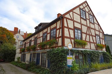 Sopot, Polonya - 11 Ekim 2024: Ülkenin kuzey kesimindeki kıyı kentinin mimarisi, Tri-City birleşimi. Şehirde yarı keresteli bir bina var..