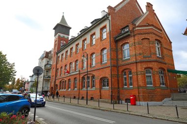 Sopot, Polonya - 11 Ekim 2024: Ülkenin kuzey kesimindeki kıyı kentinin mimarisi, Tri-City birleşimi. Burada Polonya Posta Ofisi 'ni barındıran 19. yüzyıldan kalma tuğla bir bina var..