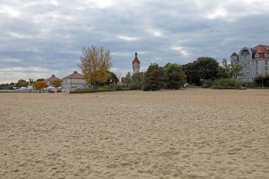 Sopot, Polonya - 7 Ekim 2024: Kumlu bir sahil, Deniz feneri adı verilen bir gözetleme kulesi ve sahil otelleri bu sahil beldesinin belirleyici özellikleridir..