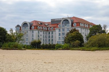 Sopot, Polonya - 7 Ekim 2024: 5 yıldızlı Sheraton Spa Oteli, Gdansk Körfezi 'nin kumlu sahilinin hemen arkasında..