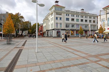 Sopot, Polonya - 11 Ekim 2024: Bulvar boyunca zemin katta dükkanları, kafeleri, restoranları veya diğer hizmetleri olan birçok farklı bina var.