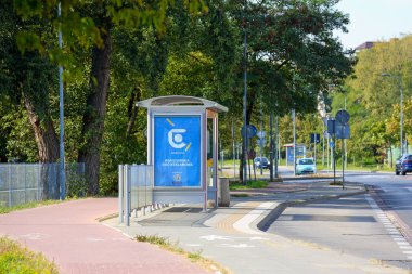 Varşova, Polonya - 24 Eylül 2024: Praga-Poludnie bölgesindeki Goclaw konutlarından birinde kimse otobüs beklemiyor.