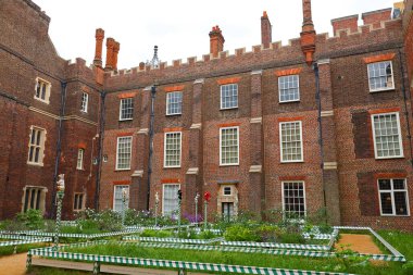 Londra, İngiltere, İngiltere - 7 Haziran 2010: Kökeni 1514 yılına dayanan Hampton Court Palace. Kraliyet Sarayı, Londra 'nın Richmond ilçesinde yer almaktadır..