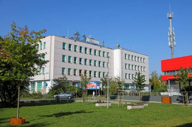 Varşova, Polonya - 21 Eylül 2024: Ofis binası bitki örtüsüne yakın. Manzara burada, Goclaw malikanesinde çekildi..