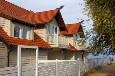 Sopot, Polonya - 9 Ekim 2024: Baltık Körfezi, Gdansk sahiline çok yakın bir mesafede kırmızı çatılı binalar görülebiliyor..