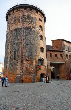 Gdansk, Polonya - 10 Ekim 2024: Bu büyük tuğla kule, Granary Adası 'ndaki tarihi bir şehir kapısı olan Stagiewna Kulesidir.