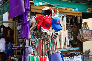 Floransa, İtalya - 14 Nisan 2023: Ahırın dışında çok çeşitli mallar sergilenmektedir. Bu harika şehrin diğer hatıraları da satışta..