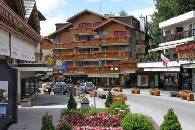 Crans-Montana, İsviçre - 8 Temmuz 2005: Burada gördüğümüz tatil evleri, oteller ve diğer binalara baktığımızda takdir edebileceğimiz Alp mimarisi bu tatil köyüne hakim..