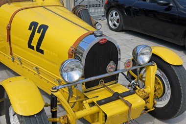 Nice, Fransa - 23 Nisan 2023: Akdeniz kıyısındaki Port Lympia rıhtımında ücretsiz bir açık hava klasik araba fuarı düzenlendi. Çeşitli klasik araç modelleri sunuldu
