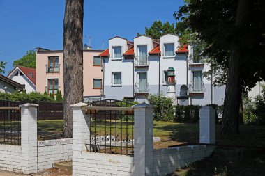 Ustronie Morskie, Polonya - 21 Mayıs 2024: Deniz kıyısındaki tatil beldesinin mimarisi çitlerin arkasında ve yüksek sezondan önce görülebilir, bu yüzden kalabalık olmaz